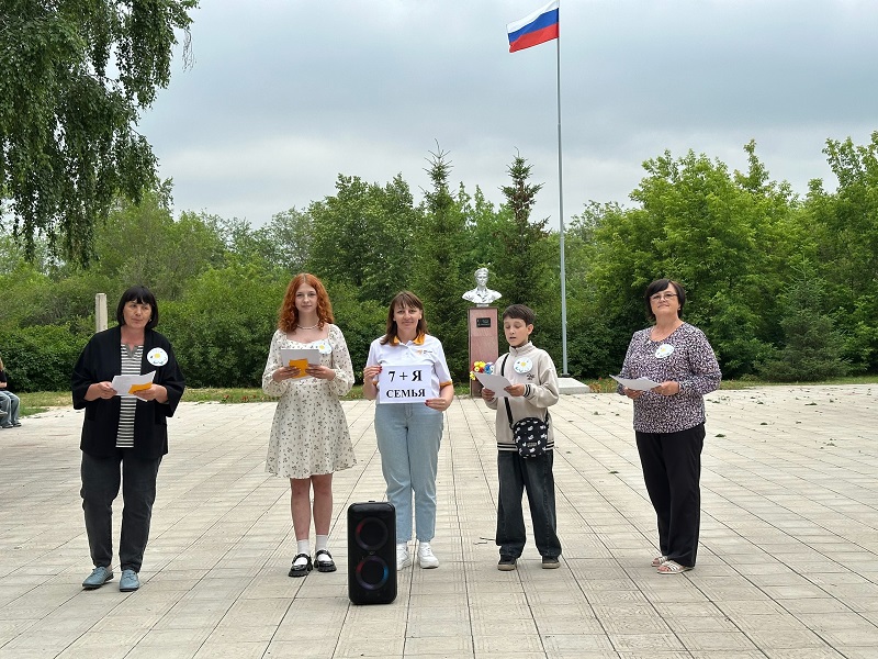 В «Стране открытий» пришкольного лагеря Веселоярской школы прошёл тематический день «Я и моя семья».